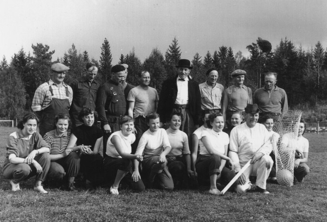 Gubbar mot damer. b.fr.v. Anells-Erik Pelles-Erik Larses-Olle Jonas Olsson Göran Persson Fyrs-Per August Holm Petrus Iggström ned .f.v. Yvonne Eriksson Ann-Mari Eriksson Margit Leek Petters-Ingrid Andersson Marianne Arvidsson Ritva ? Elin Andersson Ann.Britt Frank Signe Andersson Per-Erik Engström Maj-Britt Andersson Doris Engkvist